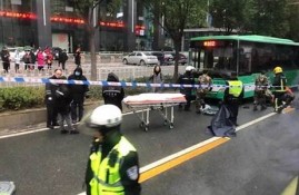 武汉公交车撞死人 失控原因仍在调查中