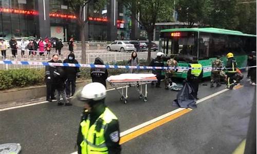 武汉公交车撞死人 失控原因仍在调查中 快讯